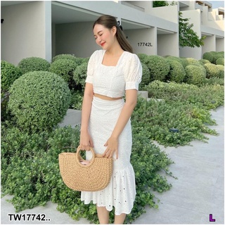 17742 Set 2 ชิ้น เสื้อครอปลูกไม้ คอเหลี่ยม + กระโปรงยาว Set of 2 pieces. Lace crop top, square neck + long skirt.