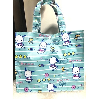 POCHACCO  กระเป๋า กระเป๋าผ้า ลดโลกร้อน ผ้าเคลือบกันนำ้ อย่างดี  ลาย  POCHACCO  มีกระดุมด้านบน มีแผ่นรองใต้กระเป๋า  PMYL