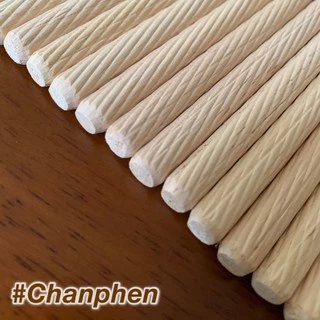 (50 ชิ้น) เดือยไม้เกลียวเฉียง เส้นผ่าศูนย์กลาง 6 มม.(0.6 ซม.) ผลิตจากไม้ยางพารา มีหลายขนาดความยาวให้เลือก