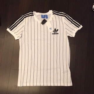 เสื้อยืดคอกลม สีขาวลายทาง adidas