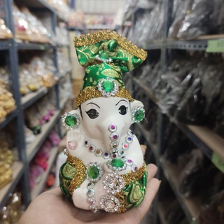 พระพิฆเนศเศรษฐีประทานพรความสำเร็จอุดมสมบูรณ์ขนาด3 นิ้วสูง10 ซมงานแต่งผ้าประดับเพชร(ทรงชุดสีเขียว)ผ่านพิธีปลุกเสกพิธีแขก
