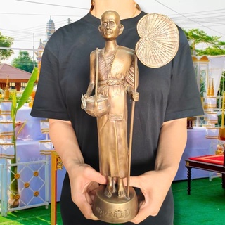 ครูบาศรีวิชัย นักบุญแห่งล้านนา วัดพระธาตุดอยตุง ปี2520 เนื้อทองเหลืองผิวมันปู (กว้าง3นิ้ว สูง13นิ้ว)เป็นรูปครูบาประทับยื