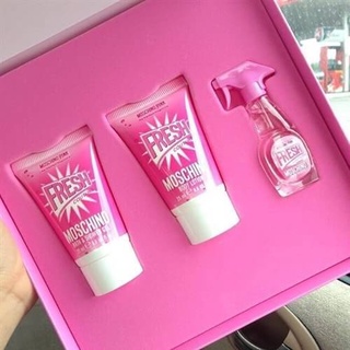 Moschino Pink Fresh Couture Set (3 items) .ของแท้  ขนาด 25-25-5ml  น้ำหอม กลิ่นดอกไม้ นานาพรรณสำหรับเธอ และเป็นดั่งวัตถุ