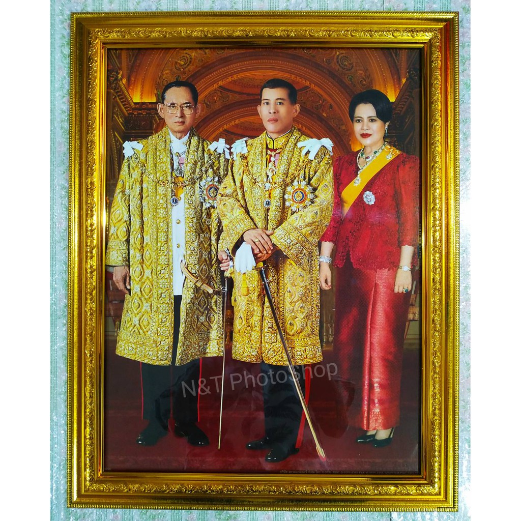 ภาพมงคล รัชกาลที่ 10 ,รัชกาลที่ 9 และ พระราชินี พร้อมกรอบสีทอง ขนาดรวมกรอบ18x23 นิ้ว