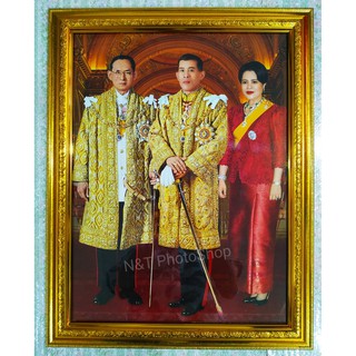 ภาพมงคล รัชกาลที่ 10 ,รัชกาลที่ 9 และ พระราชินี พร้อมกรอบสีทอง ขนาดรวมกรอบ18x23 นิ้ว