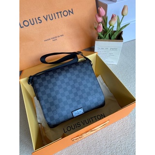 L o u i s Vuitton District pm