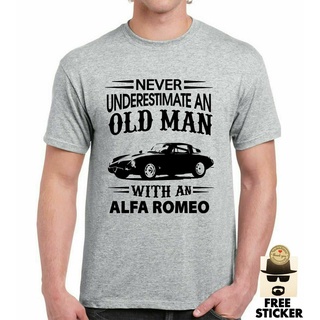 เสื้อยืด พิมพ์ลายอนิเมะ Alfa Romeo Never Underestimate An Old Carfunny น่ารัก เหมาะกับของขวัญวันเกิด คริสต์มาส สําหรับผู้ชาย