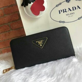 PRADA หนังแท้