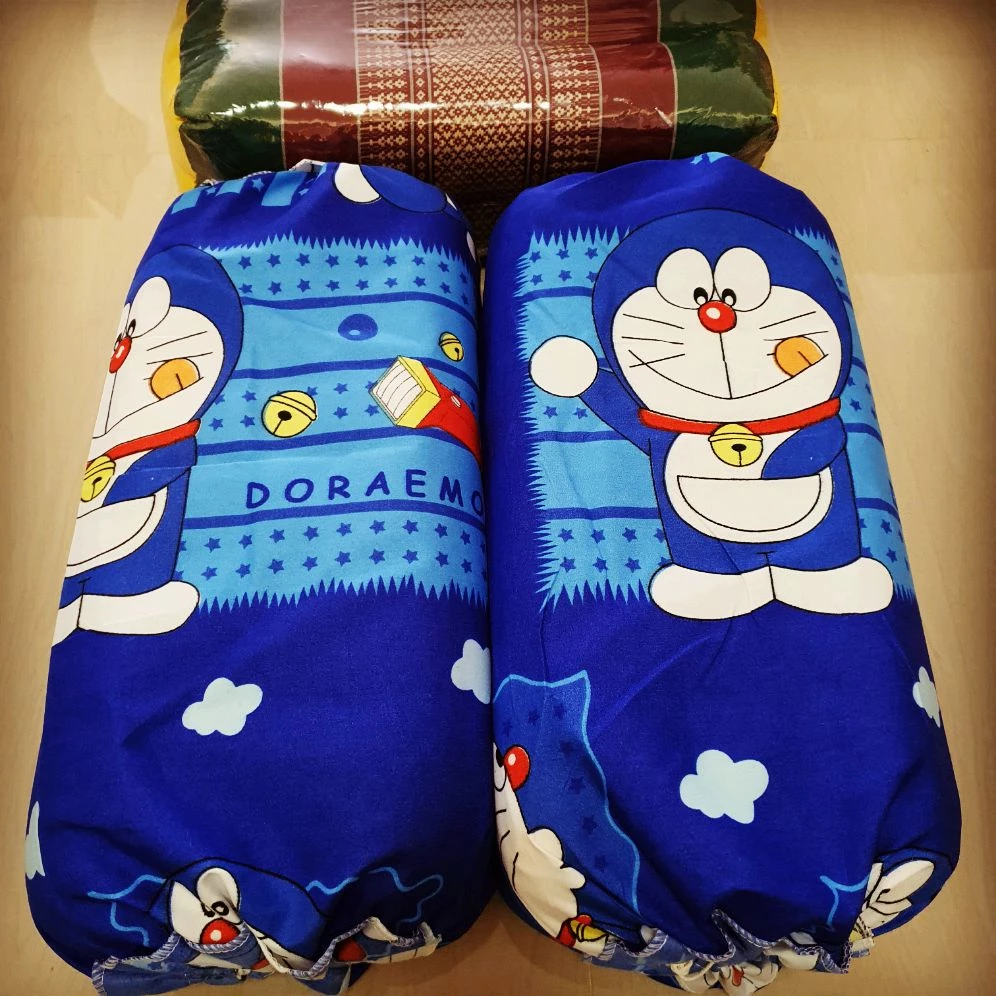 ปลอกหมอนขิดแบบผูกเชือก ลายโดเรม่อนแสตมป์ ผ้าCotton