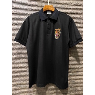 BURBERRY COTTON TB TIGER POLO SHIRT เสื้อคอปกโปโล แบรนด์เบอเบอรี่ ปักตัวหนังสือทีบี รูปเสือโคร่ง ผ้าคอตตอนสีดำ