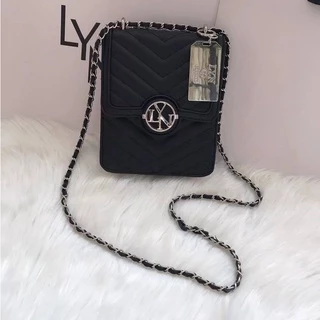 สินค้าพร้อมส่ง ลินทรงกล่อง กระเป๋าสะพายข้าง LY N กล่องนม สายโซ่ ทรงโฟน รุ่นตามหา มีถุงผ้า ป้ายแบรนด์ ถุงกระดาษ