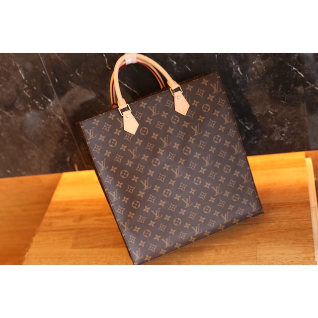 กระเป๋าถือ Louis  งานดีสุดตอนนี้ค่ะ TOP VIP PK กลิ่น น้ำหนักเป๊ะ อุปกรณ์ครบ