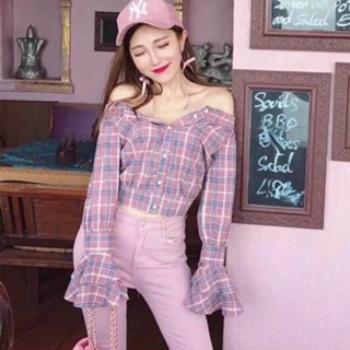 เสื้อเปิดไหล่ลายสก็อต ดึงยางรอบ  แขนกระดิ่งเกาหลีมากๆค่า ดีเทลกระดุมหน้า