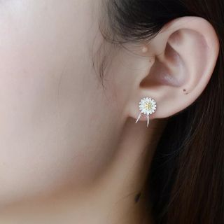 ต่างหูหนีบเดซี่ • Daisy ear cuff