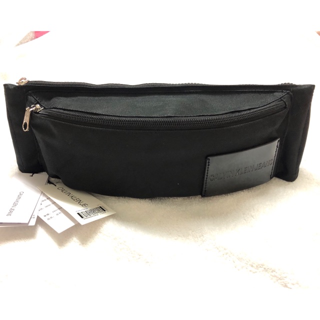 CALVIN KLEIN JEANS SLING BAG (Black) กระเป๋าคาดเอว-คาดอก สีดำ รุ่น HH1504K4300