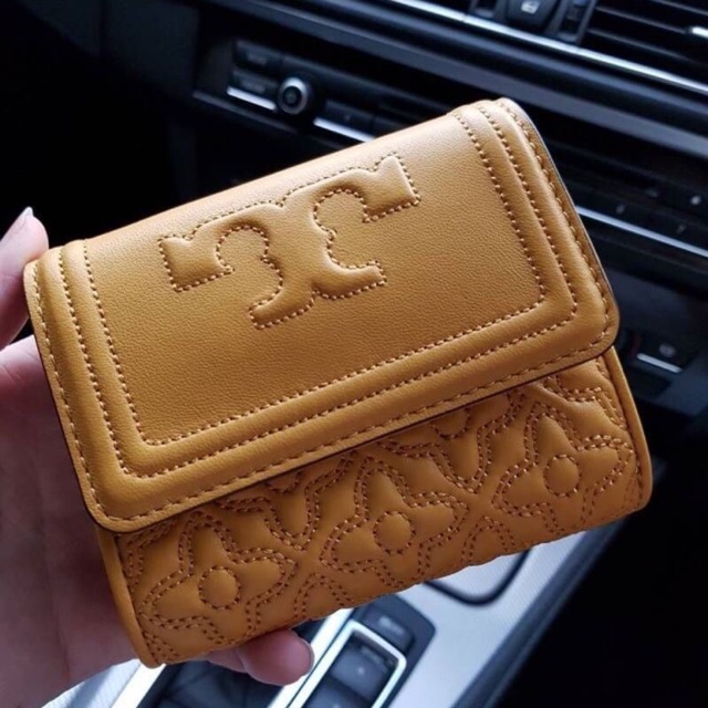 Tory Burch Tory Burch Bryant Quilted Leather Foldable Mini Wallet # 46184  0218 -Made of quilted leather. | Shopee Thailand