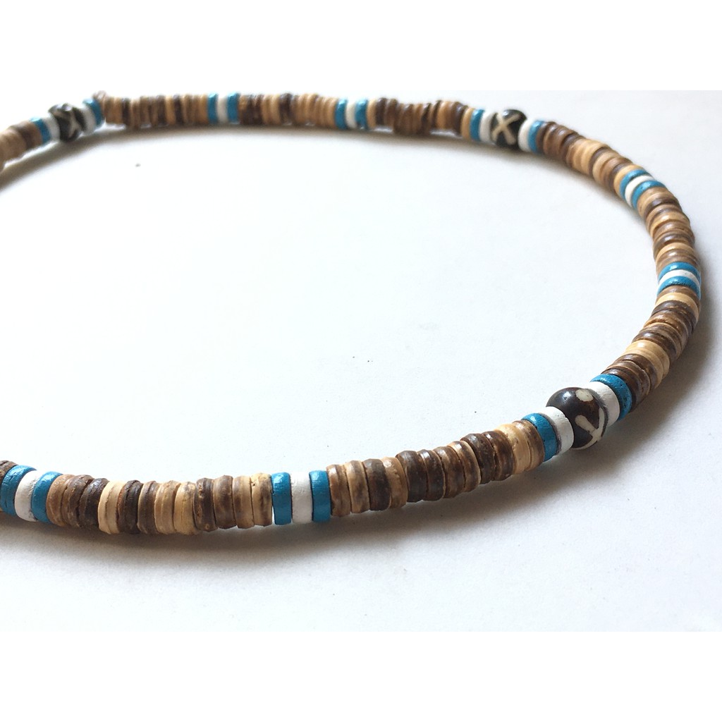 สร้อยคอลูกปัดไปทะเล สร้อยคอไม้แท้เป็นทรงลูกปัดประดับไปด้วยลูกปัดสีฟ้าและสีขาวผู้ชายสีครีมสร้อยคอลูกปัดเท่ๆลูกปัดทำจากไม้