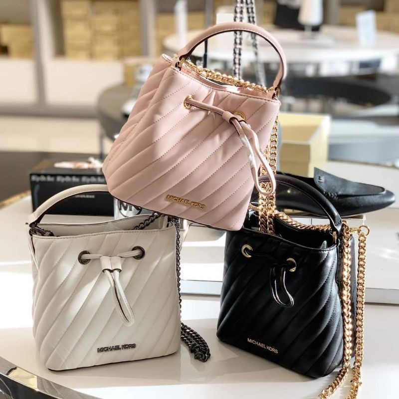 🎀 (ผ่อน 0%) ของแท้!!! พร้อมส่ง!!  MK Suri SM Bucket Crossbody Leather Bag Black Gold 🎀