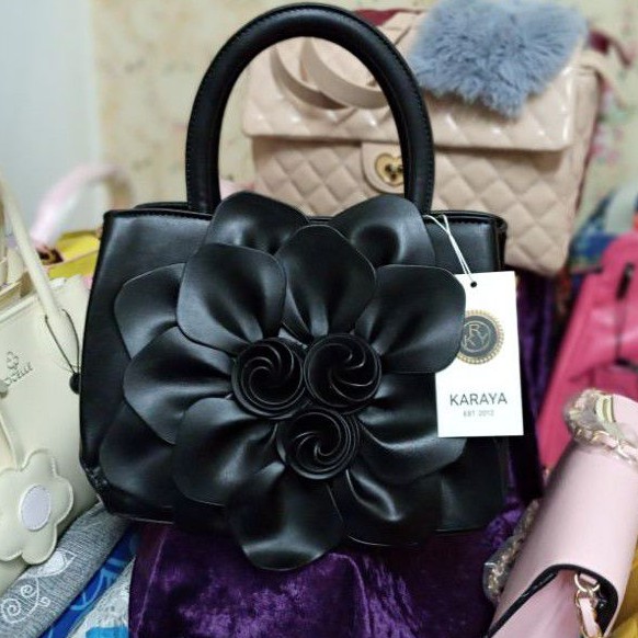 กระเป๋าแบรนด์ Karaya สีดำดอกไม้