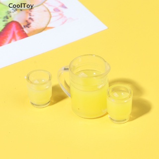 &lt; Cooltoy &gt; ขวดน้ําผลไม้จิ๋ว 1:12 3 ชิ้น ต่อชุด และแก้ว 2 ใบ อุปกรณ์เสริม สําหรับบ้านตุ๊กตา