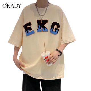 OKADY เสือผ้าผู้ชาย แฟชั่นฤดูร้อนใหม่เสื้อยืดแนวโน้มคอกลมพิมพ์ผ้าฝ้ายแขนสั้นหลวม เสื้อยื้ด