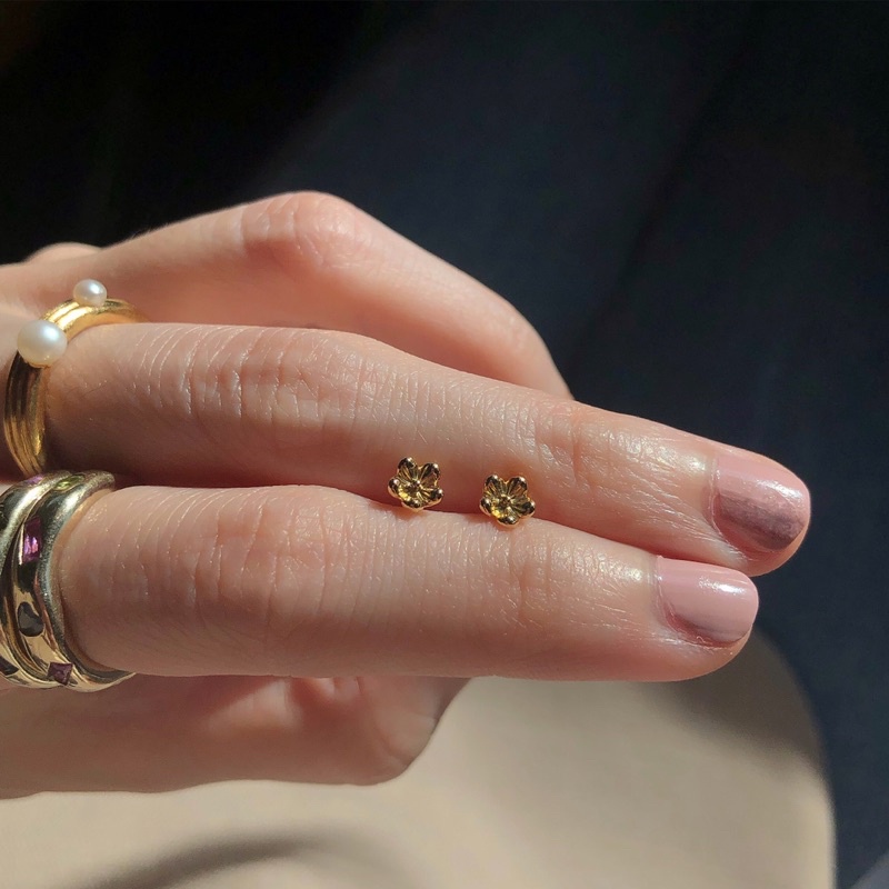 grumpy, oval pearl stud (ราคาต่อชิ้น/price per piece)