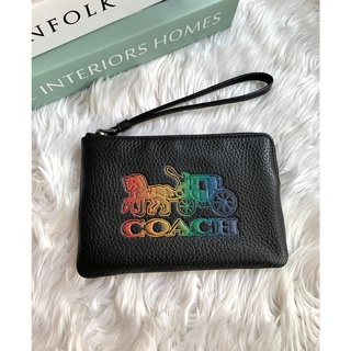 COACH ♥️ Limited ♥️ CORNER ZIP WRISTLET กระเป๋าคล้องมือ 1 ซิป ไซส์ S ขนาด 6x4 นิ้ว