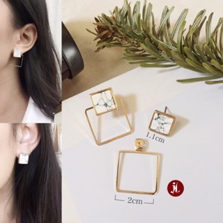 minimal earring square 2 way marbleรุ่นนี้ใส่ได้2 แบบนะคะ จะใส่เป็นคู่กับทรงเลขาคณิต หรือจะใส่เป็นต่างหูเดี่ยวๆ ก็ได้ค่า