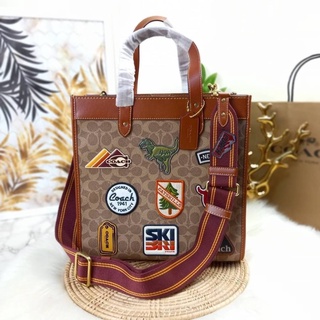 กระเป๋าทรงTOTE ใบใหญ่ COACH FIELD TOTE IN SIGNATURE CANVAS WITH PATCHES