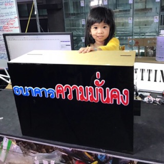 ออมสินอะคริลิคแยกเหรียญยักษ์สีดำและสามารถใส่ธนบัตรได้