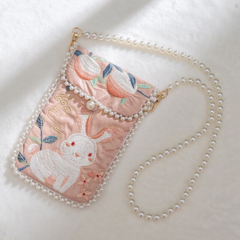 พร้อมส่ง กระเป๋าสะพายข้าง ปักลายทั้งใบ ลายกระต่ายน้อยผ้าเงาเล่นแสงวิ้งๆ