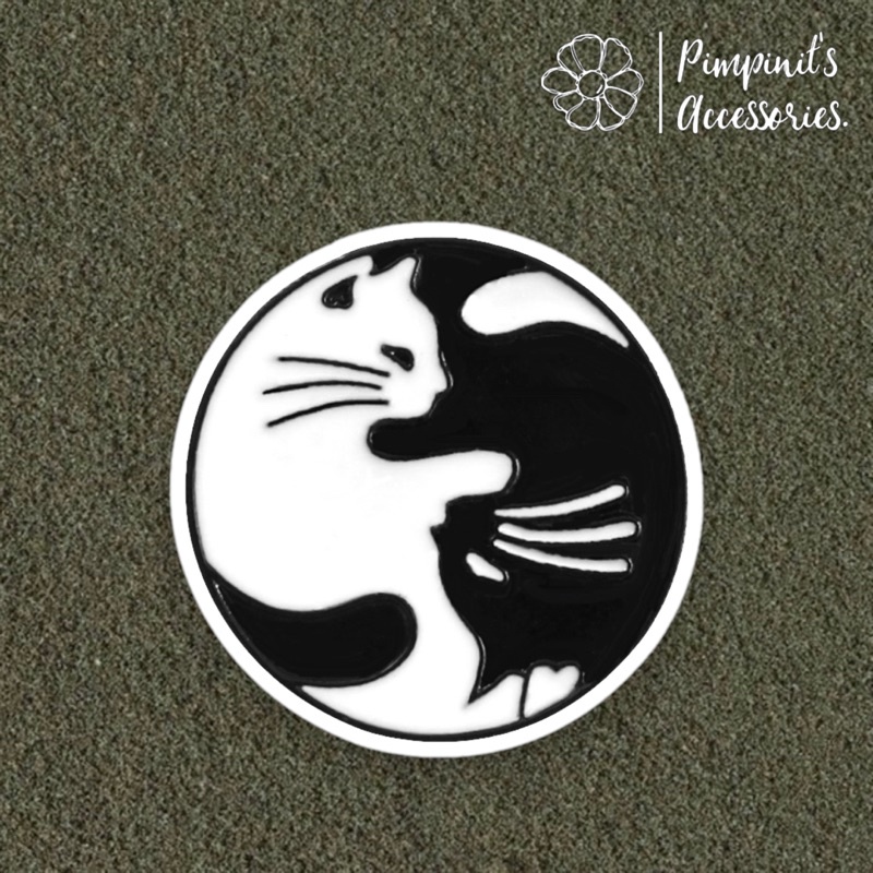 ร้านในไทยพร้อมส่ง : เข็มกลัดลายแมวขาว-ดำหยินหยาง | White - Black Yin Yang Cat Enamel Brooch Pin.