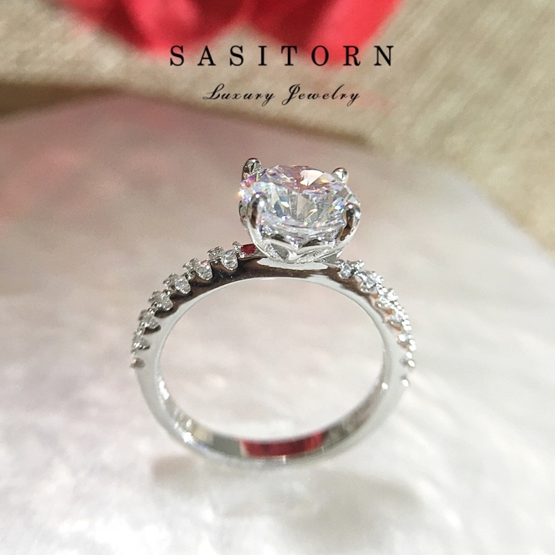 ♥️Sasitorn แหวนเพชร​ชู 2 กะรัต​ เพชรเกรดดีที่สุดงานเทียบเพชรแท้ สวยหรู ใส่ออกงาน ให้ของขวัญ Jewelry แหวนเงินแท้ ST105