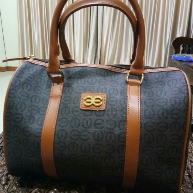 กระเป๋า ทรงหมอน Esquire