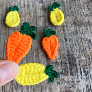 10 ชิ้น /🍍สับปะรดจิ๋ว 🥕แครอทจิ๋ว Crochet carrot, Crochet pineapple ขนาด 3.5-4 cm.