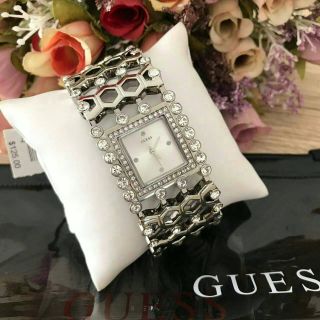 นาฬิกาข้อมือ นาฬิกาข้อมือผู้หญิง GUESS Womens Crystal Accent Silver-tone Bracelet Watch U0574L1