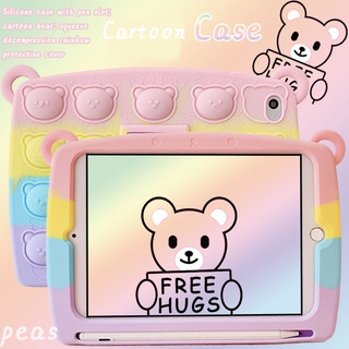 Pop it Rainbow For iPad 10.2 Gen10 Gen9 Gen8 Gen7 Gen6 10.9 2022 Pro 11 2021 2020 10.5 9.7 2018 2017 iPad10 Air 3 5 iPad5 iPad6 ipad9 Mini6 mini 1 2 3 4 6 เปลือก With Pen Slot 3D Cartoon Bear Color Soft TPU Case เปลือกสายรุ้ง เคสซิลิโคน พร้อมช่องเสียบปาก