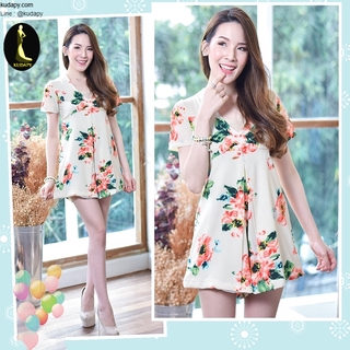 kudapy จั๊มสูทสั้นสีขาว ตัวชุดเป็นลายดอกสีสวยสดใส แพทเทิร์นเป็นคอวี ต่อใต้อกลงมาเป็นทวิสด้านหน้า ปล่อยช่วงเอว