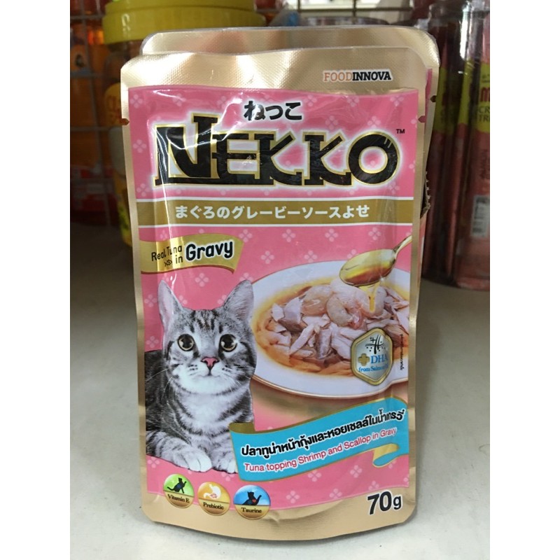 (12 ซอง)Nekko Tuna topping Shrimp and scallop in Gravy 70 g. เน็กโกะ สูตรปลาทูน่าหน้ากุ้งและหอยเชลล์ในน้ำเกรวี่