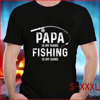 เสื้อยืด ผ้าฝ้าย พิมพ์ลาย Papa Is My Name Fishing Is My Game ของขวัญวันเกิด สําหรับผู้ชาย