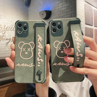 แฟชั่น สตรีทแฟชั่น หมีรุนแรง สายรัดข้อมือ เคส iPhone 13 pro max 12 pro max 12 mini11 pro max xr ip 7 plus 8 plus xs max Case ใหม่ คอร์เท็กซ์ นางแบบคู่ เปลือกนิ่ม เคส