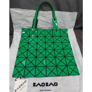 ** ส่งต่อ ** Bao Bao 6 x 6 สีเขียว มือสอง ของแท้ 100% จากญี่ปุ่น พร้อมถุงผ้าและ Tag