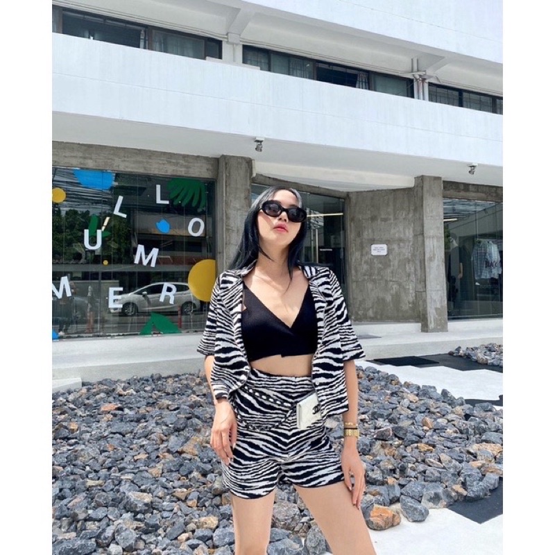 Mute - Zebra set ชุดเซ็ต 2ชิ้น เสื้อครอป เเขนสั้น+กางเกงขาสั้นเอวสูงไหมพรมอย่างดี งานสั่งทอ ชุดไปทะเล 