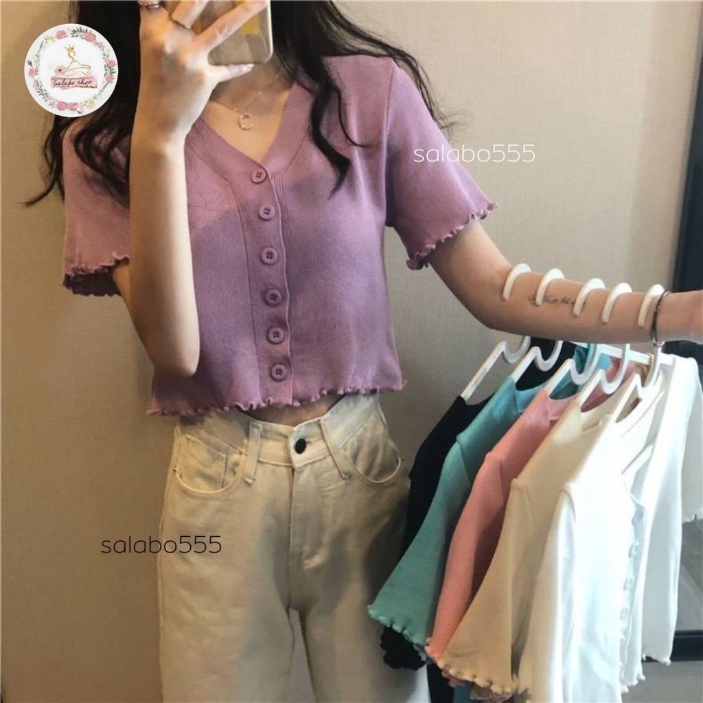 SALABO(พร้อมส่ง) เสื้อครอปไหมพรม แขนสั้นคอวี กระดุมเม็ดใหญ่ แต่งขอบหยัก #K13