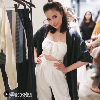 Set คู่ เสื้อครอปตัวสั้น จับจีบด้านหน้ามีสายผูกโบว์หน้า ซิปหลัง กางเกงขายาว ช่วงเอวจับจีบตีเกร็ด มีกระเป๋าข้างมีซับใน