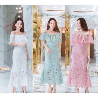 เดรสยาวลูกไม้เปิดไหล่ ตกแต่งระบาย