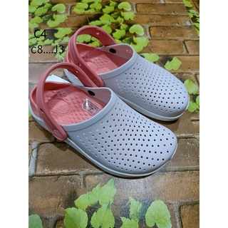 Crocs kids รองเท้าแตะแบบสวมสำหรับเด็ก