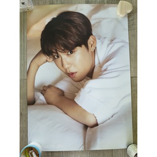 [แท้] โปสเตอร์ พัคอูจิน Park Woojin จาก WANNA ONE Summer Pop Up Store Popup Store Poster ชุดคลุมอาบน้ำ บนเตียง