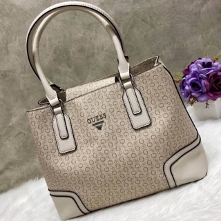 💕 ✔️เพิ่มสีชมพู//สีดำ//สีครีม นะค่ะ  New GUESS FOXWOOD LARGE BAG🍭