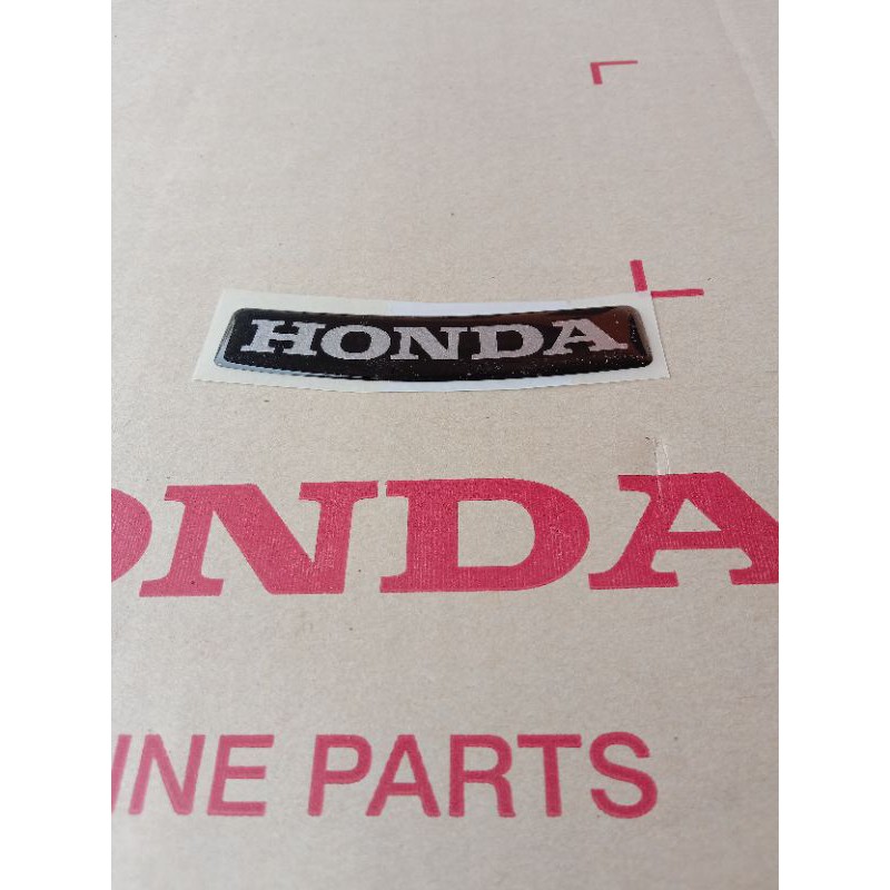 สัญลักษณ์HONDA 80 มม.ตัวนูน สีเทาพื้นดำ ติดครอบหน้าเวฟ125รุ่นคาบูร์ทุกรุ่น 87120-KPH-900